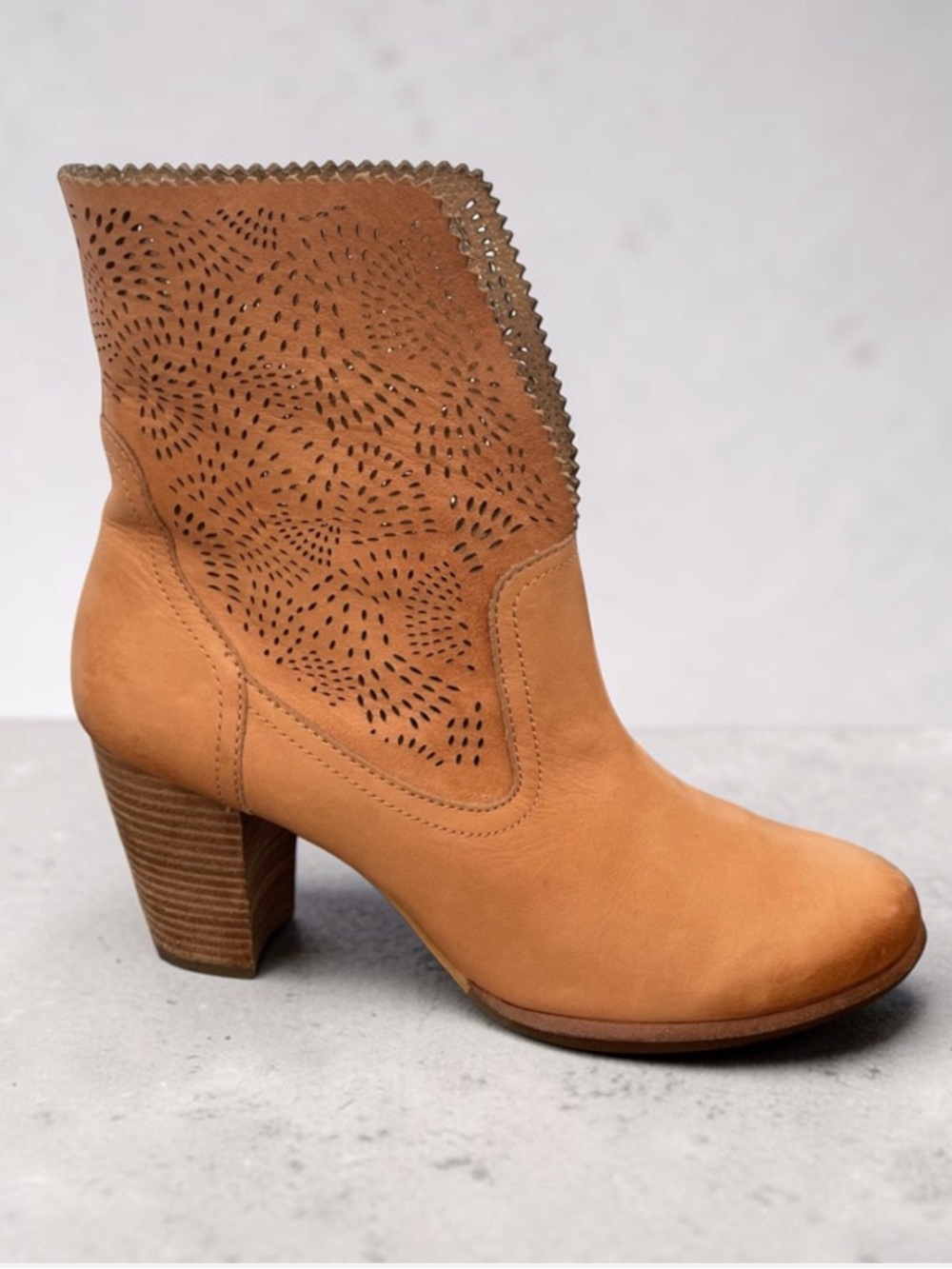 UGG THAMES SEAWEED PERF ANKLE BOOT SUNTAN